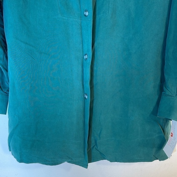 NWT. STUNT Collections Washable 100% Silk Button Up Shirt. Medium - Picture 6 of 11